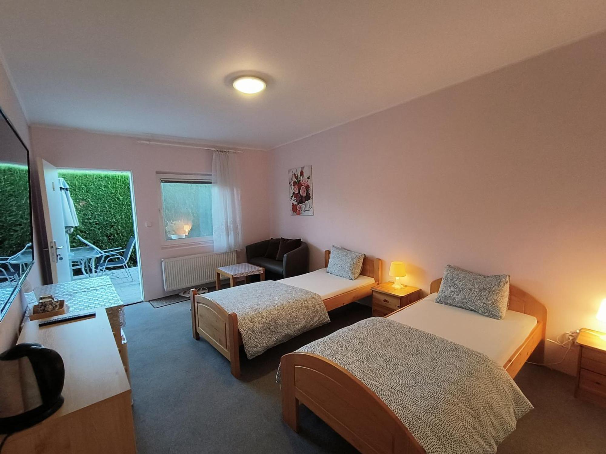 Cozy Room With Garden In Bratislava Eksteriør billede