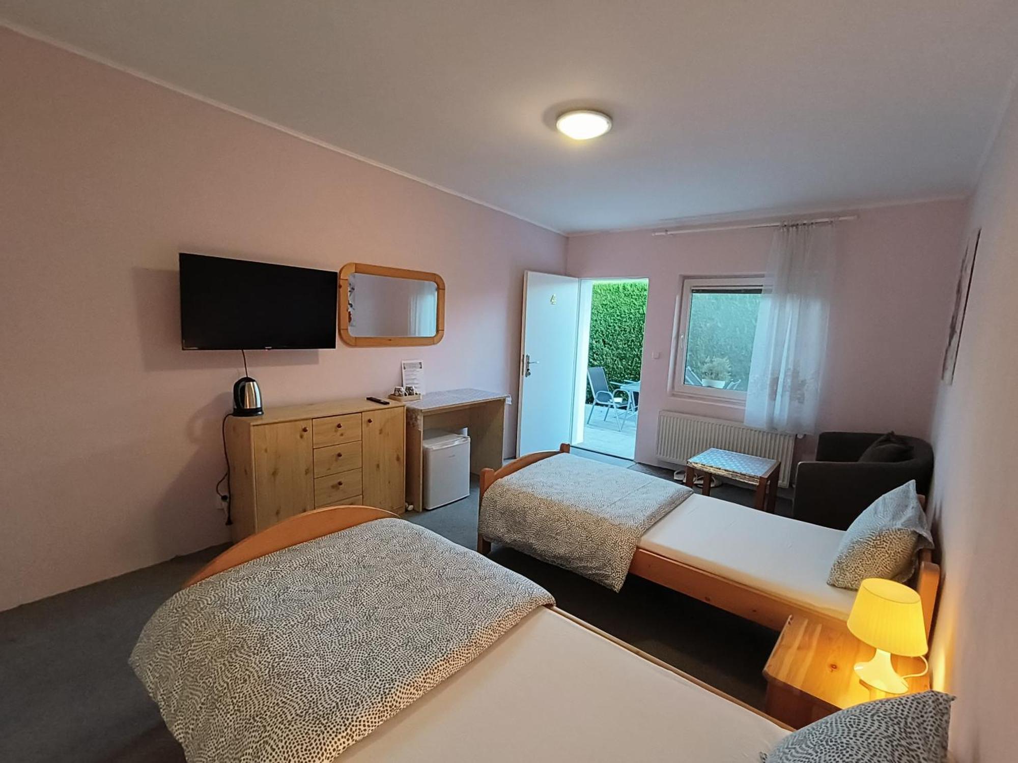 Cozy Room With Garden In Bratislava Eksteriør billede