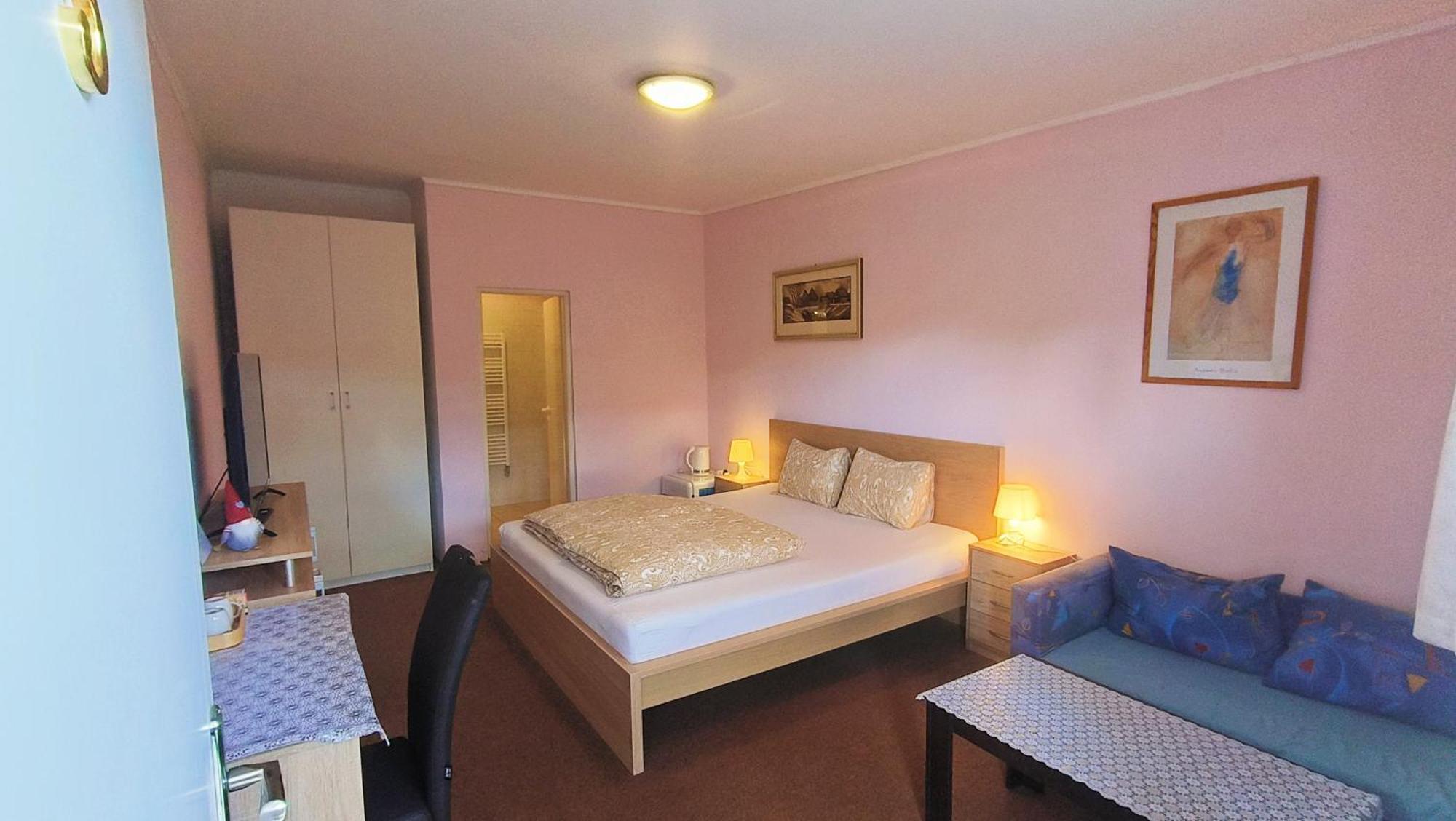 Cozy Room With Garden In Bratislava Eksteriør billede