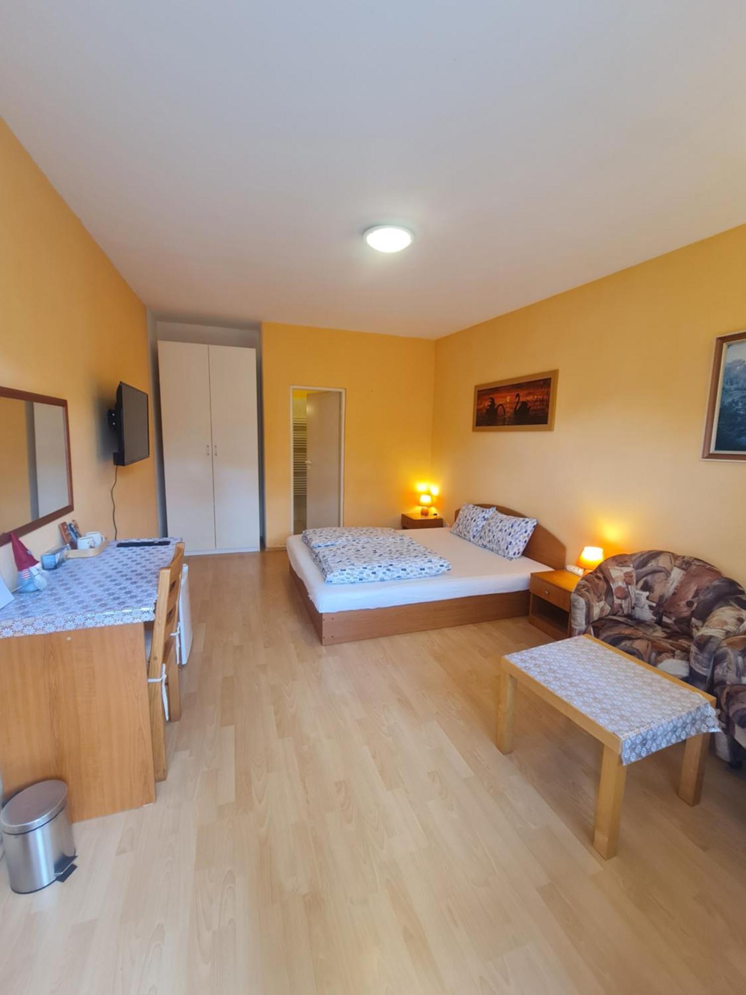 Cozy Room With Garden In Bratislava Eksteriør billede